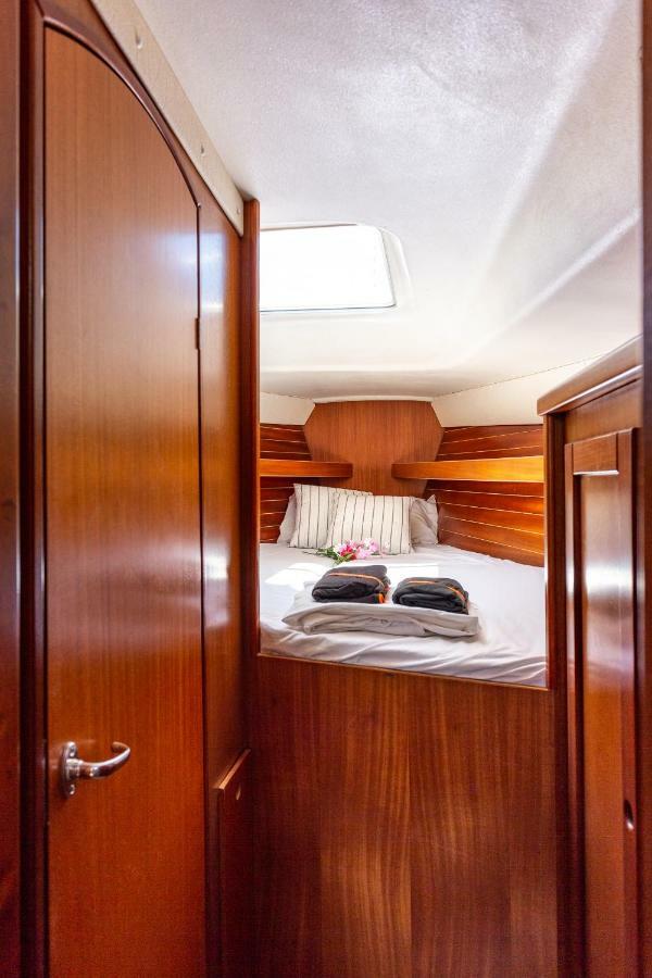 Sail Boat To Sleep Hotel Sant Adria de Besos Exterior foto