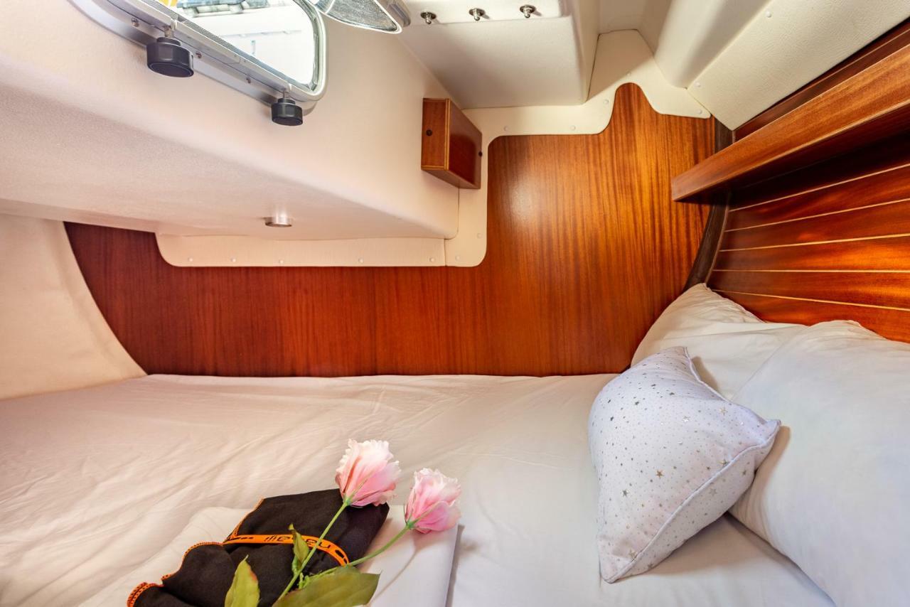 Sail Boat To Sleep Hotel Sant Adria de Besos Exterior foto